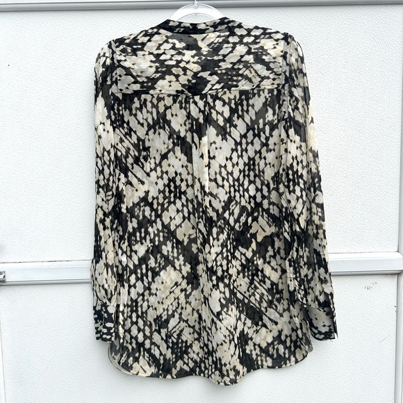 Vince Blouse Top 100% Silk Button Down Tunic Women Sz 2 Basket weave Print Sheer - Picture 13 of 14